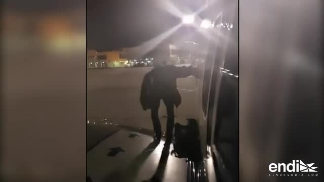 Vídeo del pasajero que se cansó de esperar y salió ilegalmente de un avión