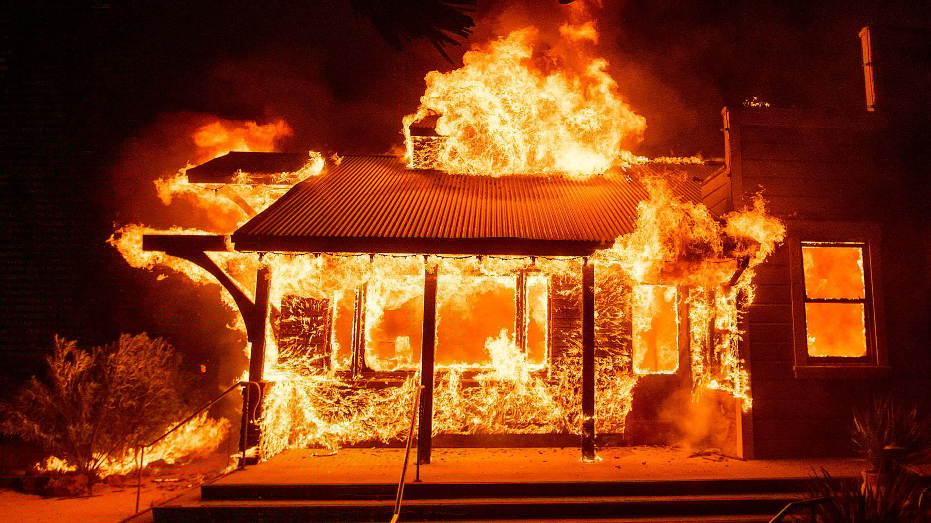 Impactantes imágenes de casas bajo fuego en California