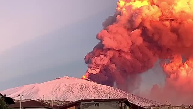 Espectacular erupción del volcán siciliano Etna