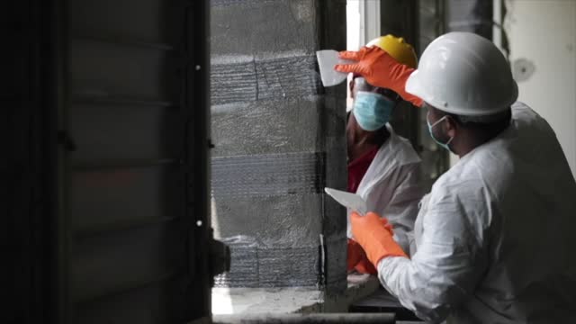 Explican cómo reparan las columnas cortas en una escuela de Lajas