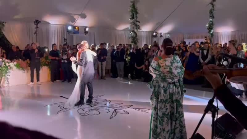 Mira el momento en que Natalia Jiménez le canta a Lele Pons y Guaynaa en su boda