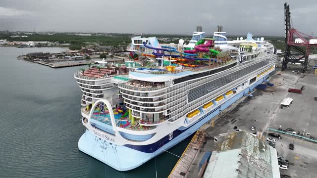 Entramos al impresionante crucero Star of the Seas que atracó en Ponce