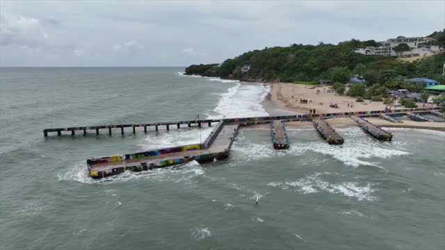 Desde el aire: colapsa parte del muelle de Crash Boat en Aguadilla