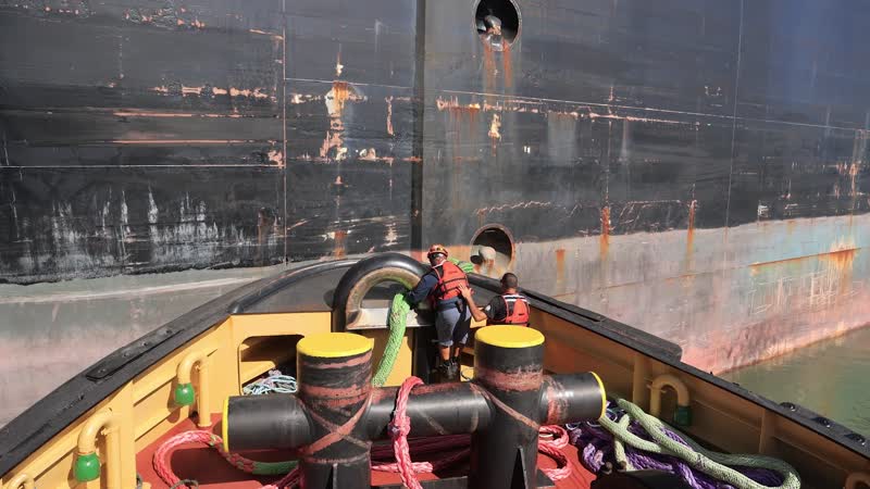 En primera fila: a bordo de un remolcador para sacar un tanquero de gas de la bahía de San Juan