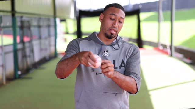 Así lanza Edwin "Sugar" Díaz: el boricua enseña los agarres de sus lanzamientos en MLB