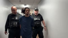 Trasladan a hombre detenido con relación al asesinato de un turista en San Juan