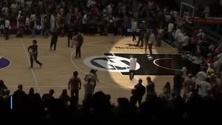 Fanático saca rifle de hule en juego del BSN: mira lo que pasó