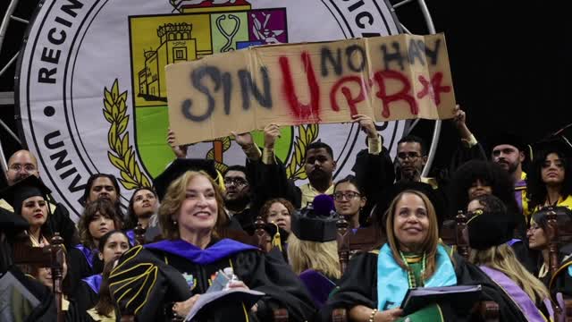 Sonriente: así reaccionó la presidenta de la UPR ante protesta de estudiantes durante graduación