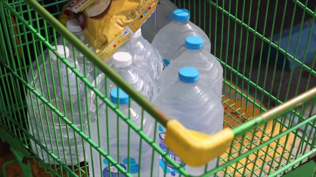 "Estamos viviendo de crisis en crisis": ciudadanos hacen malabares por la falta de agua