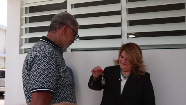 Recibe la llave de su nuevo hogar: "Estoy tan contento que duermo en el piso" 