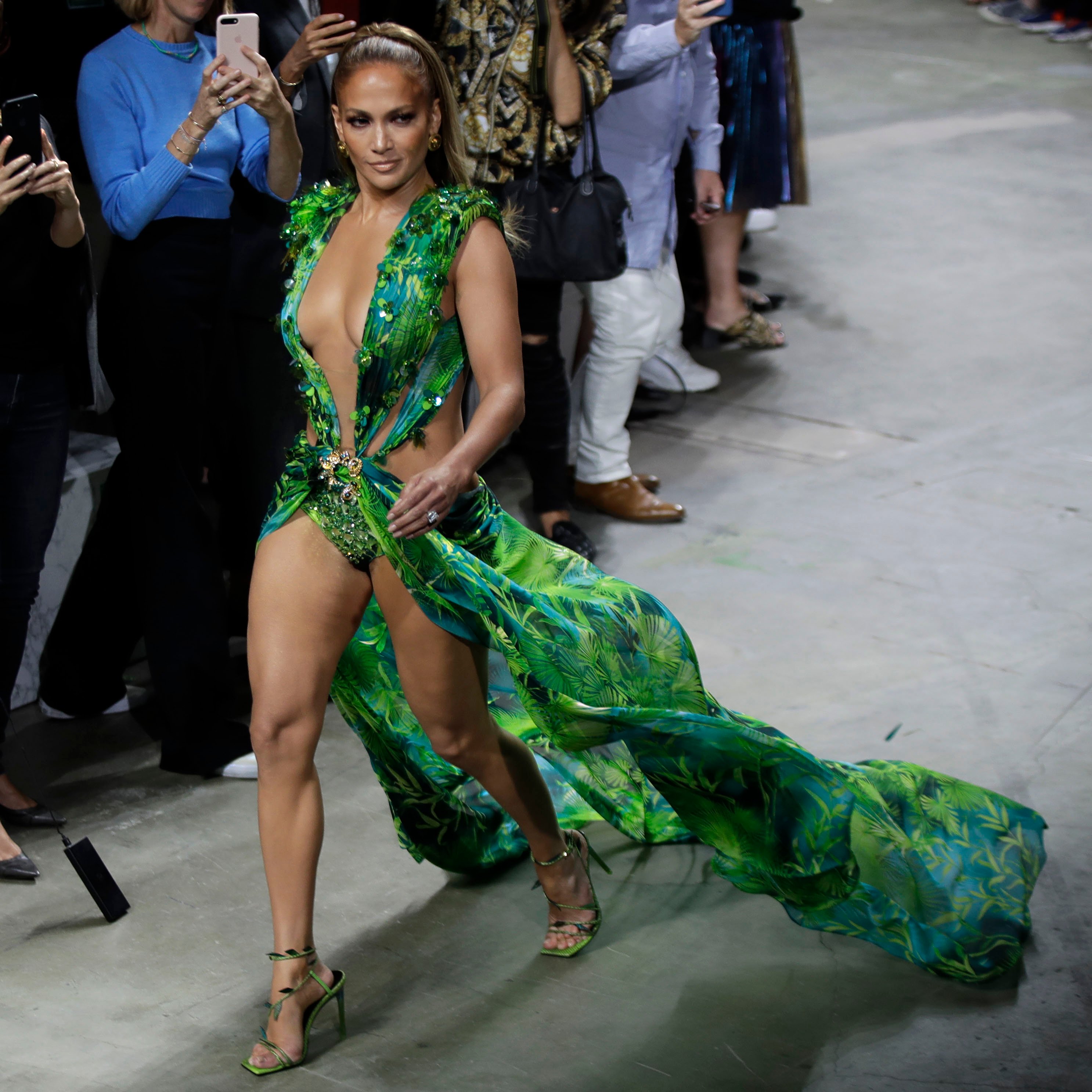 Jennifer López reaparece y emociona con el vestido verde de Versace